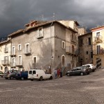 La place du village avant l'orage. Auteur : François