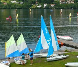 Photo de Albert, Titre : "Des embarcations aux voiles anguleuses sur le lac de
Gérardmer"